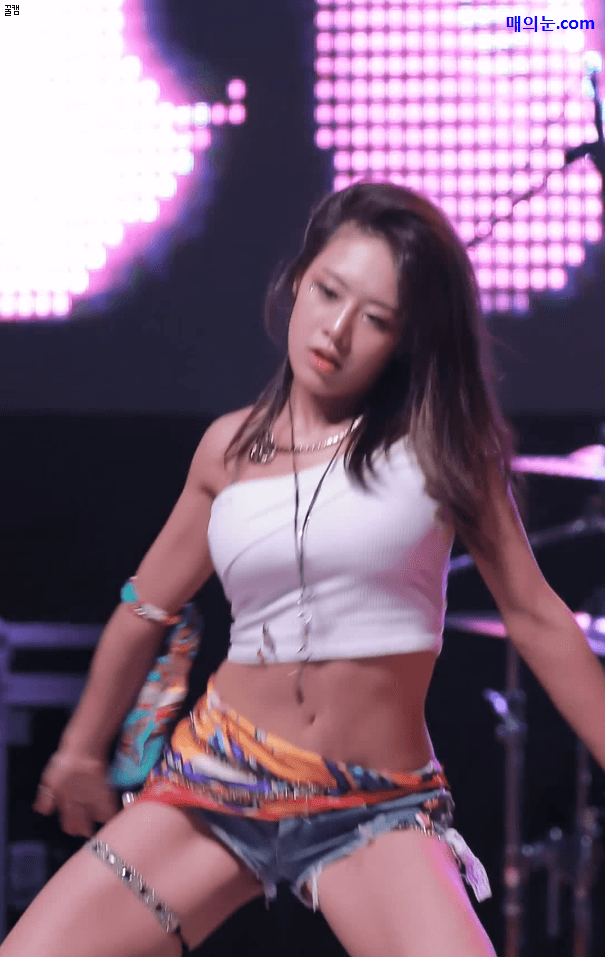 Hot korean girl dancing